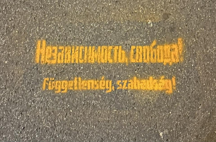 A Kutyapárt aktivistái feliratokat festettek a betonra, a békemenet útvonalára
