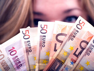 Több mint négy és fél éves csúcson a forint