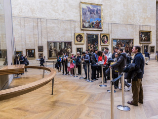 Kordonnal tartják távol a látogatókat a Louvre-ban a Mona Lisától