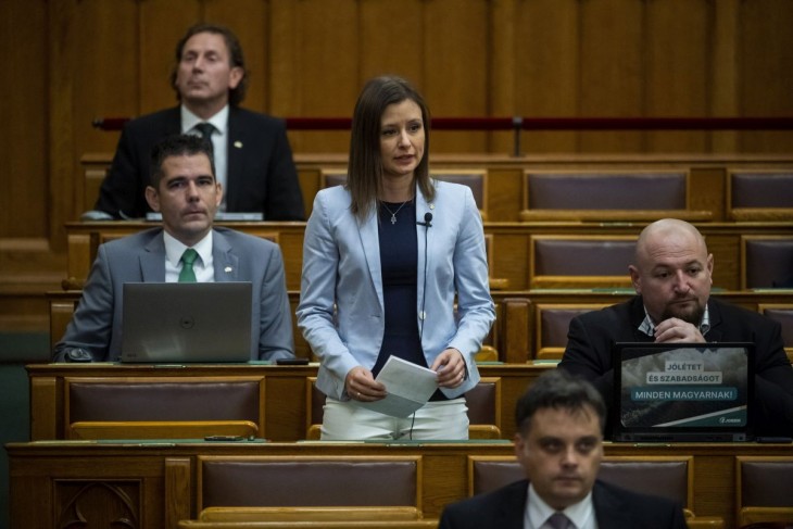 Dúró Dóra, a Mi Hazánk képviselője napirend előtt felszólal az Országgyűlés plenáris ülésén 2022. október 10-én. Fotó: MTI/Balogh Zoltán