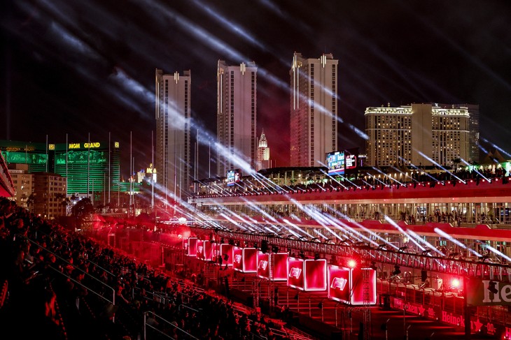 A Las Vegas-i Nagydíj megnyitóünnepsége a Paddock Club épületében helyet kapó szerencsésekkel és a többi nézővel 2023. november 15-én. Fotó? MTI/EPA/Etienne Laurent 