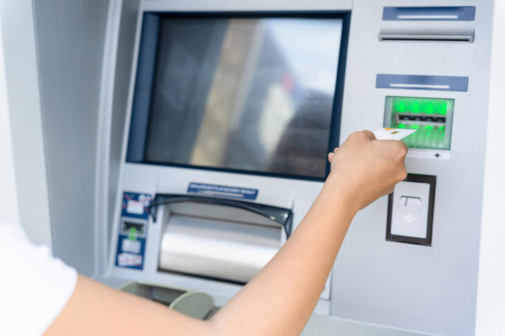A világ legtöbb fejlett országában folyamatosan szerelik le a bankautomatákat.