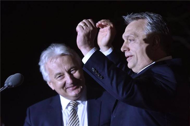 Ettől még persze a mosoly aligha hervad le Semjén Zsolt és Orbán Viktor arcáról. Fotó: MTI/Máthé Zoltán
