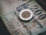 Eldobta a hólapátot a forint