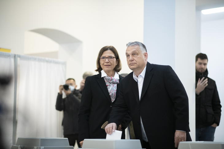 Orbán Viktor és felesége, Lévai Anikó leadja szavazatát. Fotó: MTI/Miniszterelnöki Sajtóiroda/Benko Vivien Cher