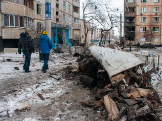 Rakétatámadás 35 áldozattal, menekülnek az emberek az ukrajnai humanitárius folyosókon