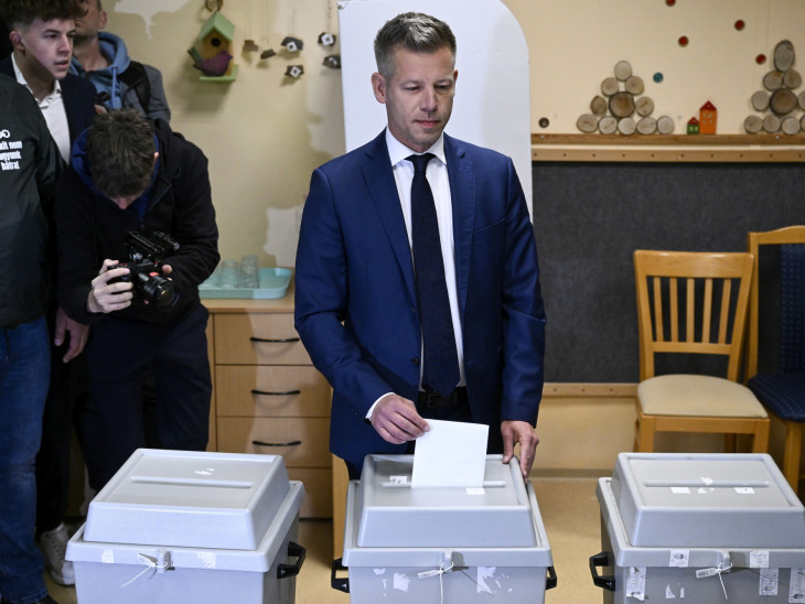 Magyar Péter, a Tisza Párt elnöke leadja szavazatát az országgyűlési választáson a budapesti Hegyvidéki Mesevár Óvodában kialakított szavazókörben 2026. április 12-én.
