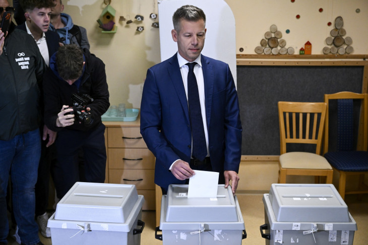 Magyar Péter, a Tisza Párt elnöke leadja szavazatát az országgyűlési választáson a budapesti Hegyvidéki Mesevár Óvodában kialakított szavazókörben 2026. április 12-én.
