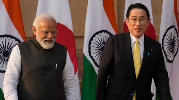 Narendra Modi indiai miniszterelnök (b) és Kisida Fumio japán kormányfő megbeszélésük előtt Újdelhiben 2022. március 19-én. Fotó: MTI/AP/Manis Szvarup 