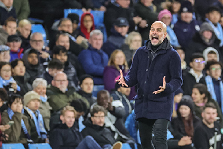 Pep Guardiola, a City menedzsere fejezi ki nemtetszését a partvonal mellett. Csalásra épült fel a tökéletes nyerőgépezete?