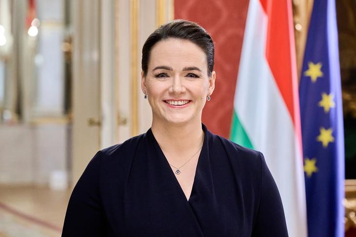 Novák Katalin aláírta. Fotó: MTI/Sándor-palota