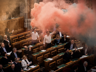 A Momentum a Parlamentben