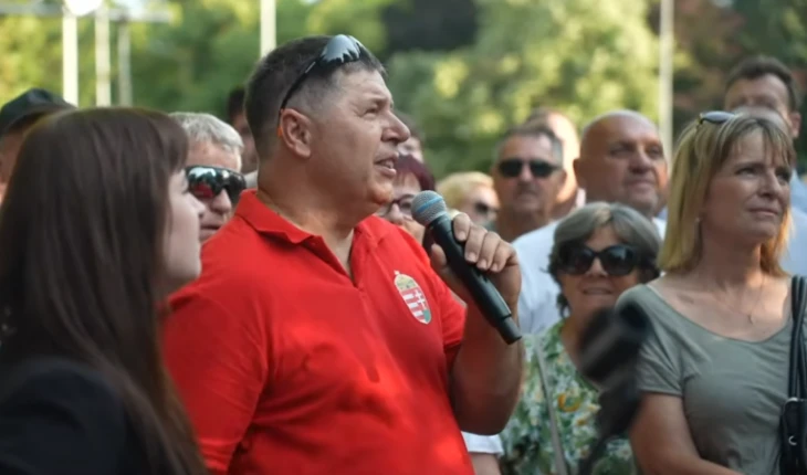 A választáson függetlenként induló Magyar Péter kérdez a szombathelyi Lázárinfón