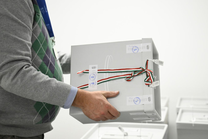 Egy a beérkezett külképviseleti urnák közül   