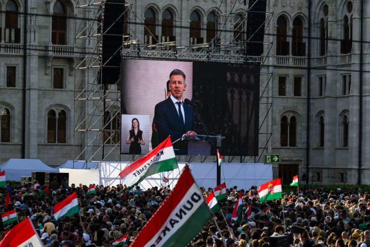 Magyar Péter nem bánt kesztyűs kézzel Sulyok Tamással szombaton 