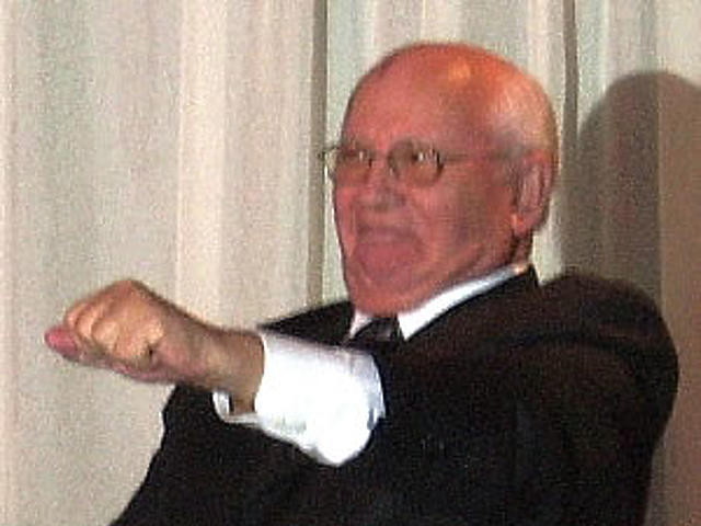 Gorbacsov bűvészmutatvány közben