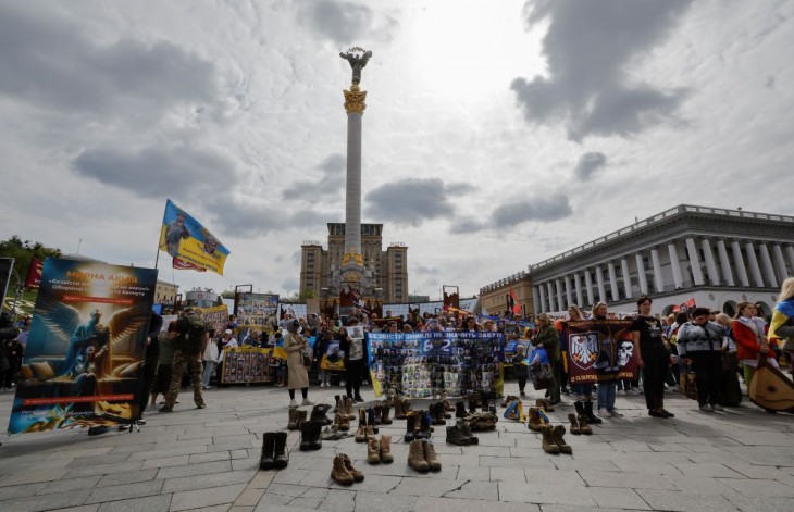 Tüntetők követelik az ukrán kormánytól a háborúban eltűnt katonák felkutatását, valamint az orosz fogságban lévők kiszabadítását a Kijevben rendezett tiltakozáson 2024. április 13-án