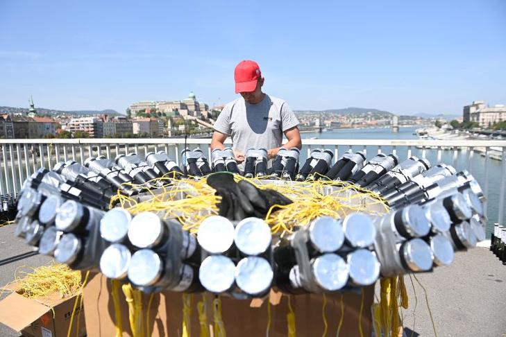 Az augusztus 20-i tűzijáték pirotechnikai eszközeit telepítik a Nuvu Kft. szakemberei az Erzsébet hídon. Fotó: MTI/Illyés Tibor