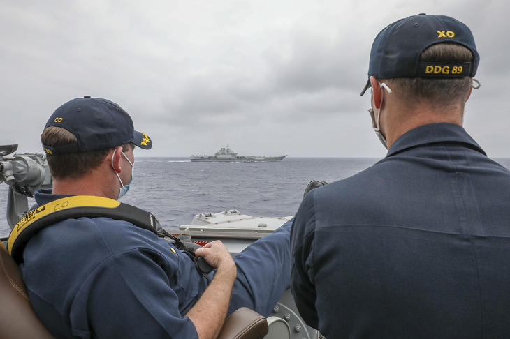 Két amerikai tengerész figyeli a Fülöp-szigetek közelében hajózó Liaoninget 2021 áprilisában - nem sokáig figyelhetik feltett lábbal az eseményeket? Fotó: Wikimedia