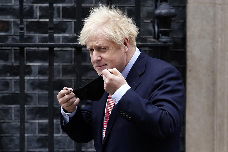 Boris Johnson brit miniszterelnök tavaly októberben. Lehet, hogy annak a maszknak még maradnia kell. (Fotó: MTI/EPA/Will Oliver)