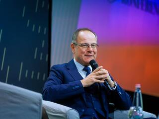 Kétszázezer forint körül keres a kormány- és köztisztviselők többsége
