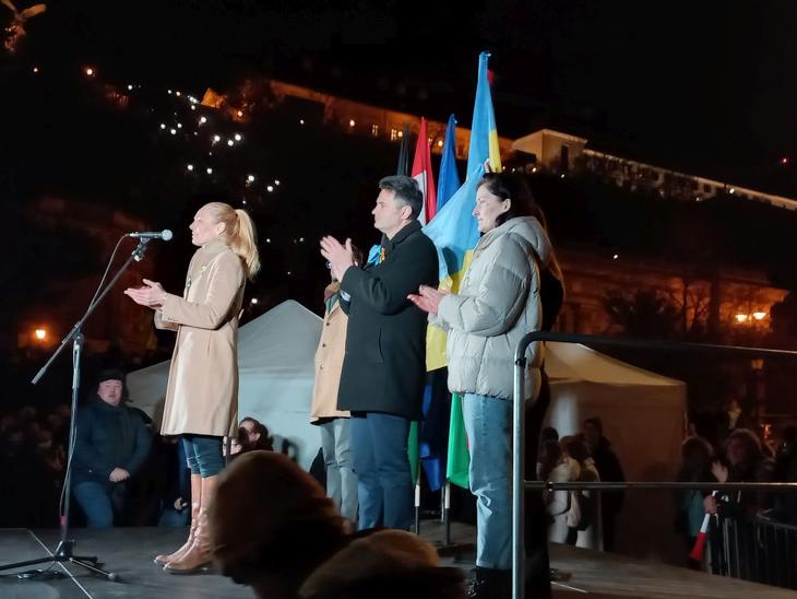 A demonstráció végén a tömeg elénekelte a magyar Himnuszt Fotó: Jernei Gábor