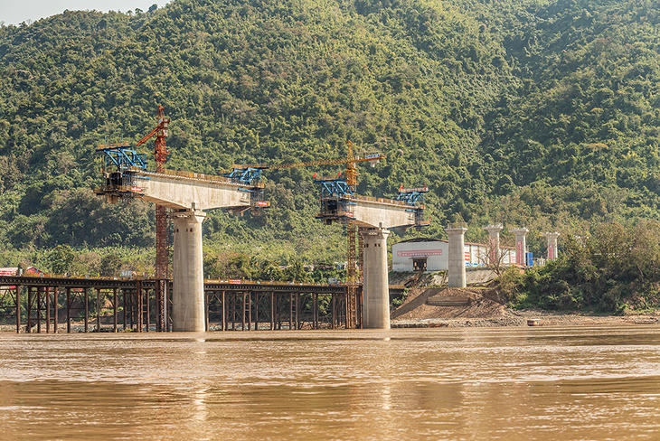Így épült a vonal hídja a Mekong felett. A magyar Alföldnél valamivel nagyobb kihívást jelentő terepviszonyok sem tudták a laoszi vonal egy kilométerre eső költségeti a Budapest-Belgrád vonal fölé emelni. (Fotó: Depositphotos)