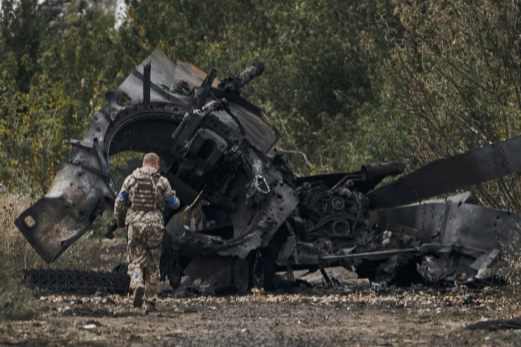 Ukrán katona vizsgálja egy kilőtt orosz harckocsi maradványait egy korábbi felvételen. Avgyijivkánál tucatjával lőtték ki az orosz páncélosokat. Fotó: MTI / AP 