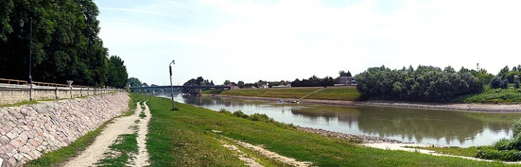 A Tisza folyó partja Szolnoknál 
