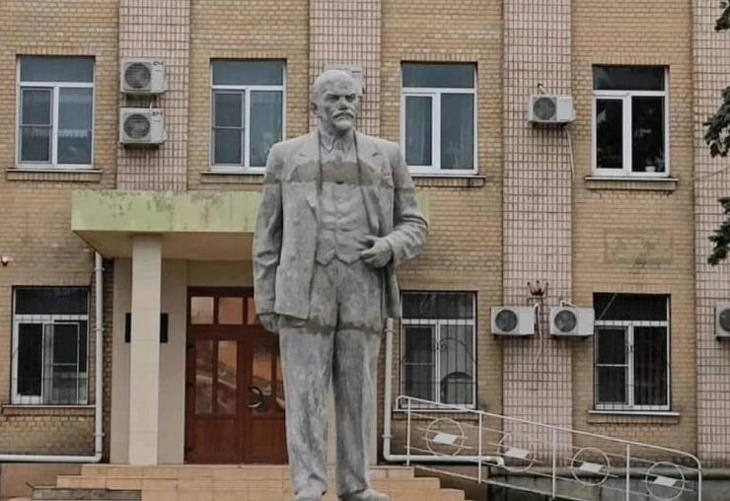 Az oroszok ismét felállították Lenin szobrát Henicseszk városában. Forrás: Facebook