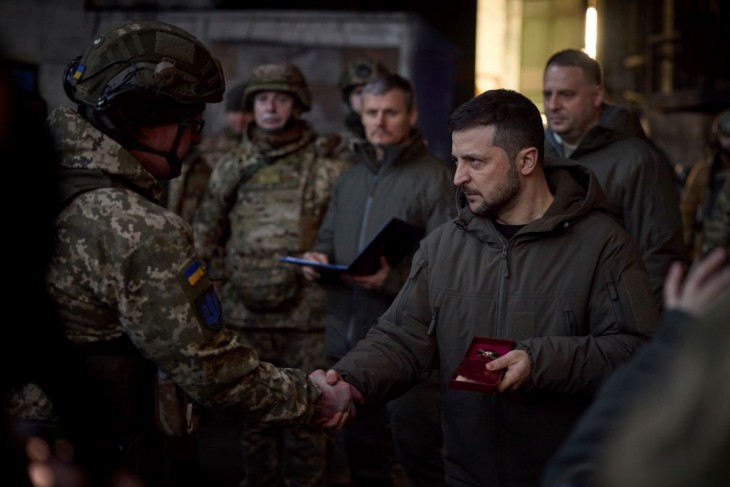 Az ukrán elnöki hivatal sajtóirodája által közreadott képen Volodimir Zelenszkij ukrán államfő katonákat tüntet ki a kelet-ukrajnai Donyecki területen fekvő Bahmutban 2022. december 20-án. Fotó: MTI/AP