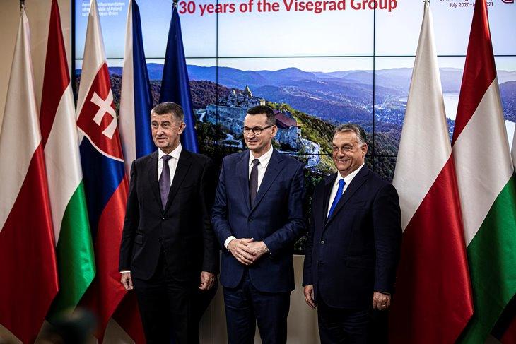 Andrej Babis (a kép bal szélén) még vidáman pózolt itt 2020-ban Orbán Viktorral és a lengyel kormányfővel. Fotó: MTI/Miniszterelnöki Sajtóiroda/Fischer Zoltán