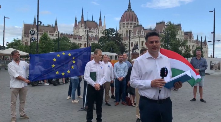 Egy EU-s és egy magyar zászló előtt tartották a sajtótájékoztatót a Kossuth téren, Budapesten. Forrás: Facebook / Márki-Zay Péter