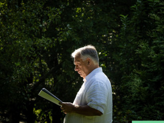 Orbán Viktor olvas