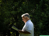 Orbán Viktor olvas