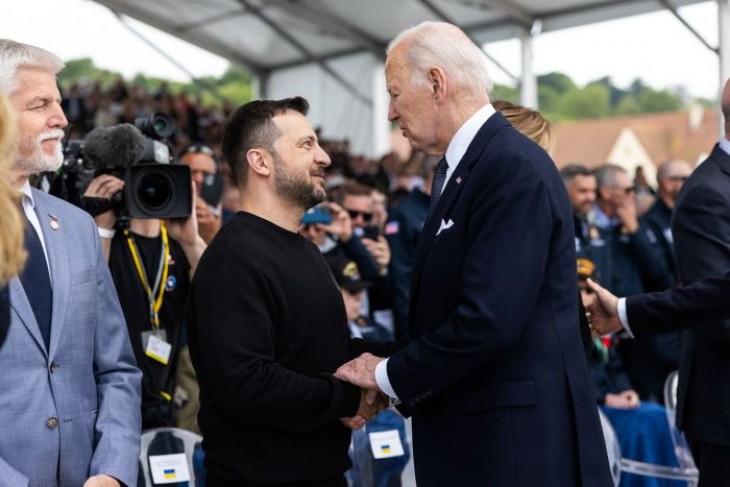Az amerikai elnök, Joe Biden elnézést kér ukrán kollégájától, Volodimir Zelenszkijtől a késlekedés miatt