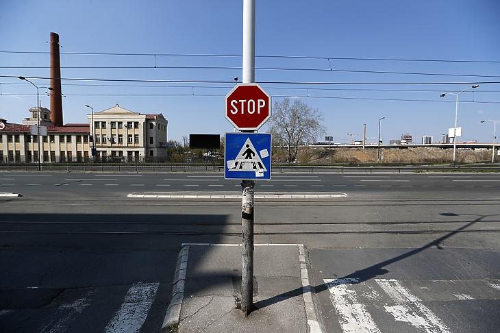 Néptelen utca Belgrádban 2020. április 4-én, amikor a koronavírus-járvány miatt kijárási korlátozás van érvényben Szerbiában. Hétvégén újra ez lesz. MTI/AP/Darko Vojinovic 