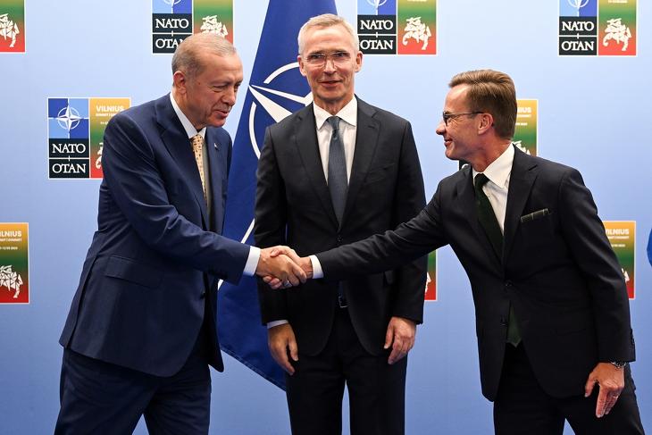 Recep Tayyip Erdogan török elnök kezet fog Ulf Kristersson svéd kormányfővel Jens Stoltenberg NATO-főtitkár társaságában. A török elnök már áldását adta a skandináv állam NATO-csatlakozására. Fotó: MTI / EPA pool / Filip Singer
