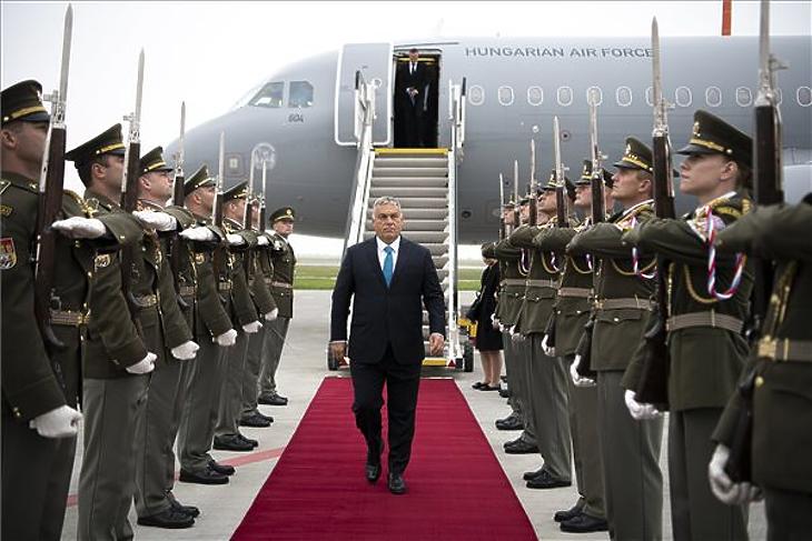 Katonai tiszteletadás mellett fogadják Orbán Viktor miniszterelnököt egynapos hivatalos csehországi látogatásán Prágában 2021. szeptember 29-én. (Fotó: MTI/Benko Vivien Cher)