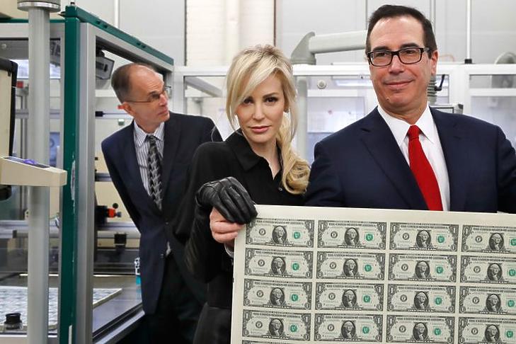 Steve Mnuchin amerikai pénzügyminiszter megszórja pénzzel a népet