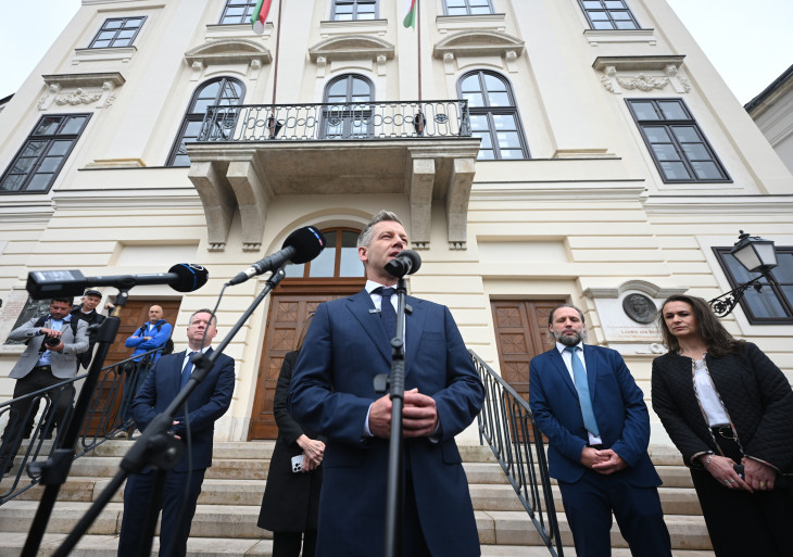 Magyar Péter miniszterelnök a sajtó képviselői számára meghirdetett bejáráson a Karmelita kolostornál 2026. május 16-án. A hétvégén az előre regisztrált érdeklődők is megtekinthetik a Karmelita kolostort vezetett látogatáson. A kormányfő mellett Pósfai Gábor belügyminiszter
