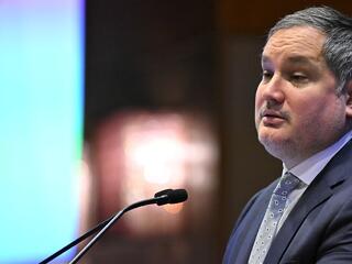 Jöhetnek az osztogatások: több száz milliárd forintos mozgástere lett a kormánynak