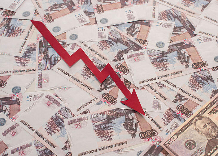 Meredek lejtőre küldték az orosz devizát