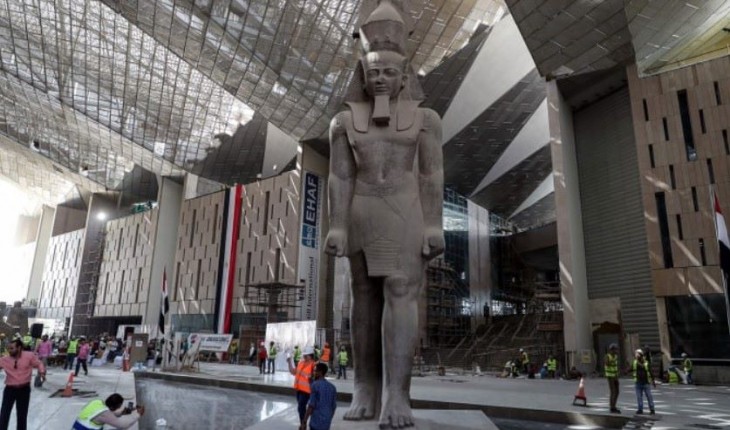 II. Ramszesz fáraó szobra az új egyiptomi múzeum bejáratánál. Fotó: Mohamed El-Shahed/AFP/Getty