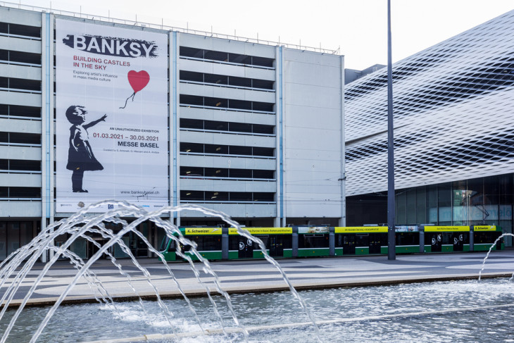 A lány lufival szorosan összeforrt Banksy nevével. Szerethető, nem utolsó sorban pedig remekül eladható téma