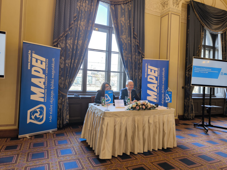 Valentina Rosi és Markovich Béla a Mapei Kft. sajtótájékoztatóján