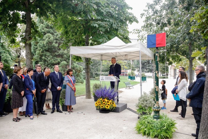 Vitalij Klicsko kijevi polgármester beszél a Kijev kertje az ukrán népnek nevű park átadásán a francia főváros nyolcadik kerületében 2023. augusztus 24-én. Középen balról Anne Hidalgo párizsi polgármester. A parkot Párizs az ukrán függetlenség napja alkalmából nyitotta meg. Ukrajna 32 éve, 1991. augusztus 24-én vált függetlenné a Szovjetuniótól. Fotó: MTI/EPA