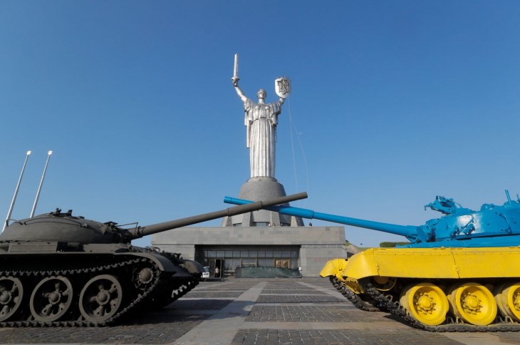 A hatalmas nőalakot formázó acélszobor kezében tartott 13 méter magas és 8 méter széles pajzsról augusztus 1-jén eltávolították a Szovjetunió szimbólumát, a sarlót és a kalapácsot. Fotó: MTI/EPA
