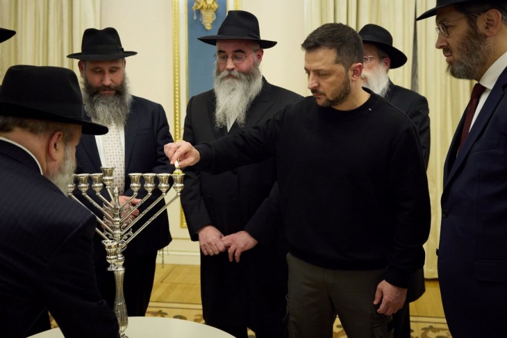 Az ukrán elnöki sajtószolgálat által közreadott képen Volodimir Zelenszkij ukrán elnök rabbik társaságában meggyújtja az első gyertyát a nyolcnapos zsidó vallási ünnep, a hanuka első napján, 2023. december 7-én Kijevben. A hanuka zsidó fényünnep ebben az évben december 7-én napnyugtától december 15-én napnyugtáig tart. Fotó: MTI/EPA/Ukrán elnöki sajtószolgálat