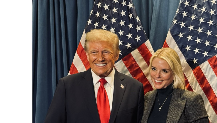 Donald Trump és Pam Bondi együtt mosolyognak
